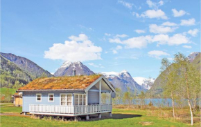 Two-Bedroom Holiday home with Sea View in Fjærland
